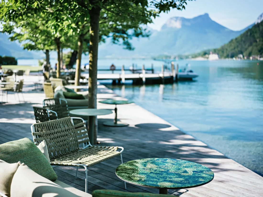 Terrasse Auberge du Père Bise, Talloires, mobilier Paola Lenti, Maison Charvin