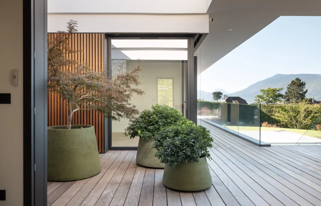 Villa Annecy-le-Vieux, végétal extérieur, pots terre cuite Atelier Vierkant, Maison Charvin