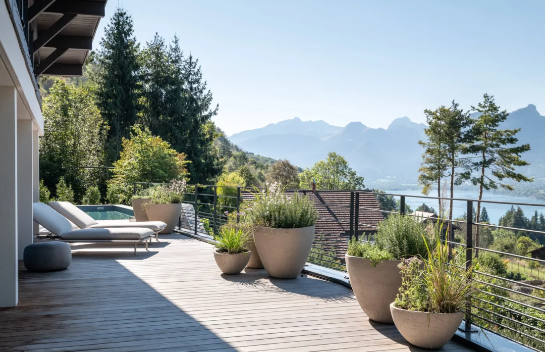 Terrasse lac Annecy, villa Talloires, mobilier outdoor Ethimo, Maison Charvin