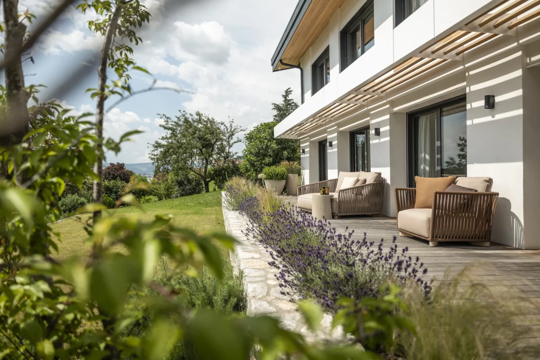 Terrasse villa bord du lac Annecy, Veyrier-du-Lac, mobilier Ethimo, Maison Charvin