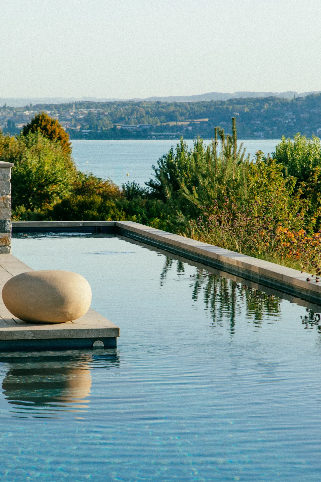 Terrasse piscine Hôtel Beauregard Sévrier, lac Annecy, mobilier Ethimo, Maison Charvin