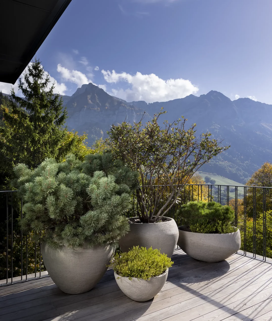 Terrasse Auberge de Montmin, col de la Forclaz, pots atelier Vierkant, Maison Charvin